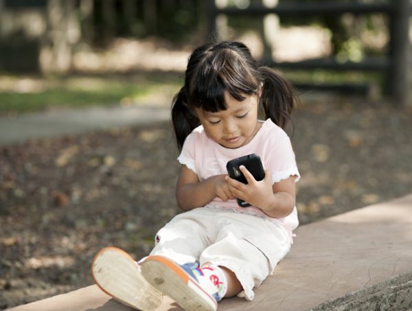 smart-phone-nomove-600x453 子供のネット利用状況と親が取るべき教育のスタンス。